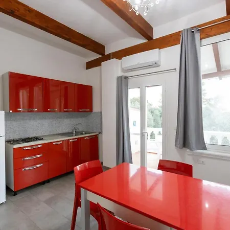 Emarine Con Servizio Apartahotel 3*